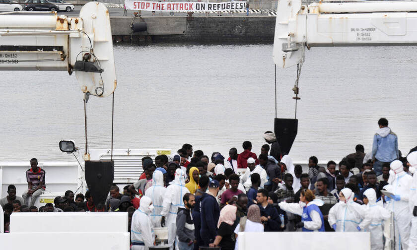 Ιταλία: Αποκλεισμένοι σε σκάφος της ακτοφυλακής 130 μετανάστες 
