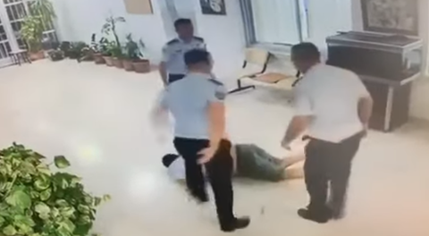 Εικόνες σοκ στο παράνομο αεροδρόμιο της Τύμπου: Άγριος ξυλοδαρμός πολίτη από αστυνομικό (vid)