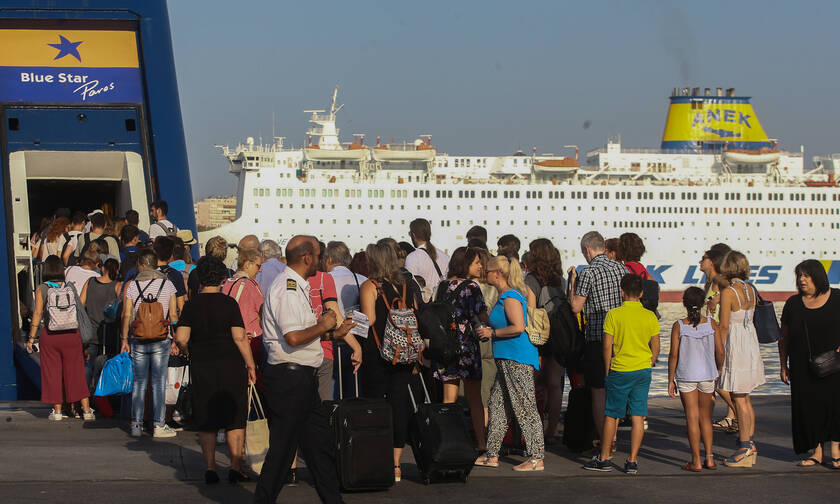 Αδειάζει η Αθήνα: Όπου φύγει, φύγει οι εκδρομείς του Αυγούστου - Το αδιαχώρητο στα λιμάνια