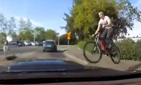 Απίστευτο ατύχημα! Του καρφώθηκε ποδηλάτης στο παρμπρίζ (video)