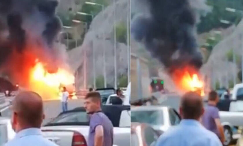 Σκηνές πανικού στην Εγνατία Οδό: Φωτιά σε τουριστικό λεωφορείο (vids)