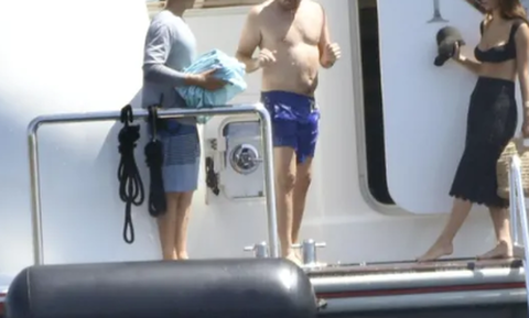 Αγνώριστος: Ο σταρ του Χόλιγουντ με μεγάλη κοιλιά στις διακοπές του! (pics+vid)