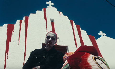 Οργή στη Μύκονο με βίντεο πασίγνωστου τραγουδιστή – Αίματα σε εκκλησίες και αποκρουστικές φιγούρες