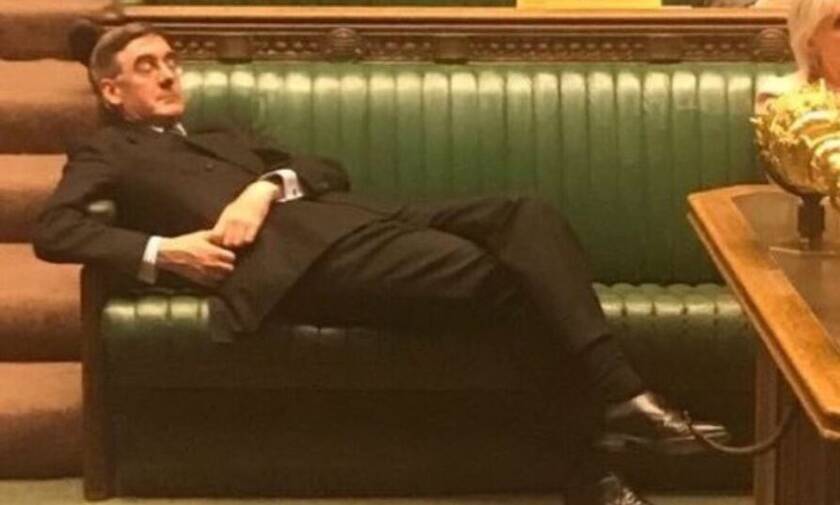 Brexit: Η Βρετανία φλέγεται και ο υπουργός κοιμάται στη Βουλή 