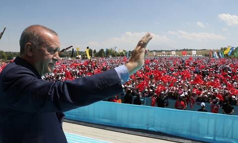 «Ξεφεύγει» ο Ερντογάν: Κάνει βιβλίο τη «Γαλάζια Πατρίδα» - Επικυρώνει τα «βρώμικα» σχέδιά του