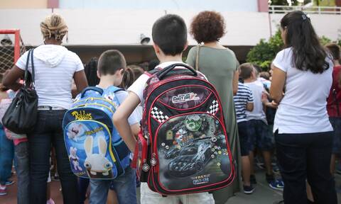 Πόσο θα κοστίσει η σχολική τσάντα - Τι δεν πρέπει να αγοράζουν οι γονείς; 