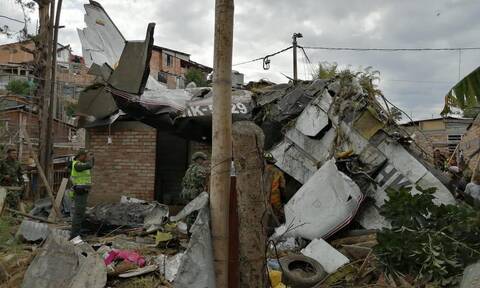 Κολομβία: Επτά νεκροί από συντριβή αεροσκάφους σε κατοικημένη περιοχή (pics+vid)