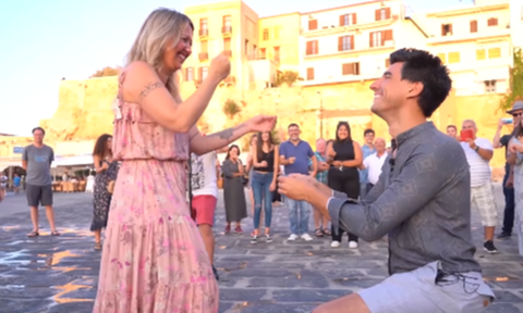 Πρόταση γάμου για όσκαρ στην Κρήτη! (vid)