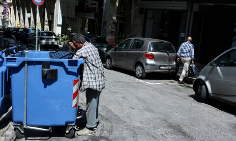 Σοκ στην Αλεξανδρούπολη: Πήγε να πετάξει τα σκουπίδια και βρήκε μέσα στον κάδο έναν άνθρωπο!