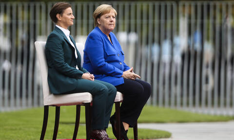 Ο «γρίφος» της καρέκλας και η Μέρκελ – Τι έχει τελικά η Γερμανίδα Καγκελάριος; (pics+vids)