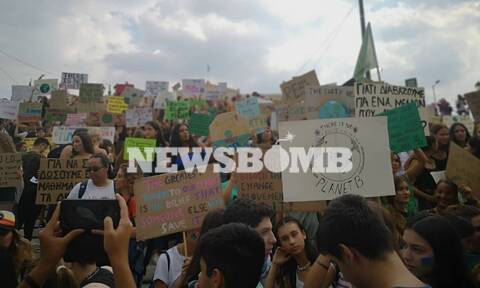 Σύνταγμα: Οι μαθητές στους δρόμους για την κλιματική αλλαγή - «Ας δράσουμε τώρα» (pics&vids)