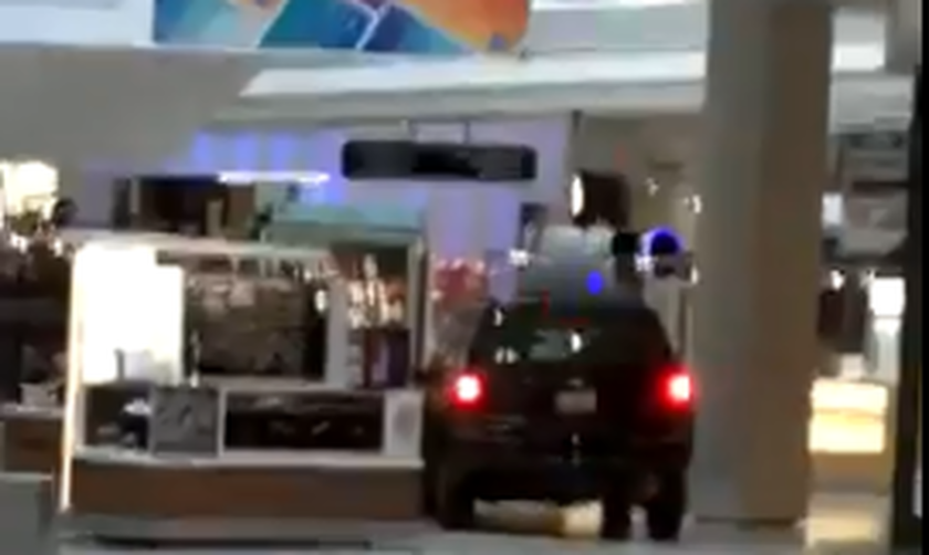 Συναγερμός στο Σικάγο: Αυτοκίνητο «μπούκαρε» σε εμπορικό κέντρο (vid)