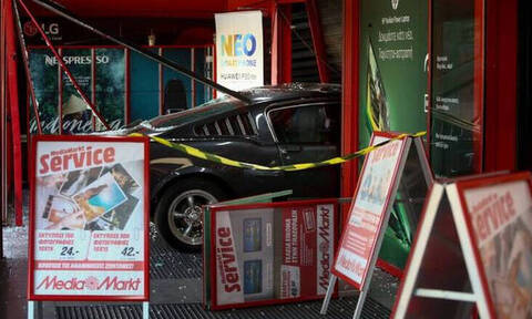 Θρασύτατες ληστείες σε Ρέντη και Μεταμόρφωση: Εισέβαλαν με κλεμμένα αυτοκίνητα σε καταστήματα 