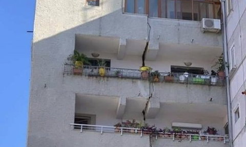 Σεισμός στην Αλβανία: Συγκλονίζουν οι εικόνες - «Άνοιξαν» κτήρια, αυτοκίνητα κόπηκαν στη μέση
