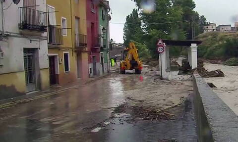 Συγκινητικό: Ποδηλάτες σώζουν ελάφι που είχε εγκλωβιστεί από τις πλημμύρες