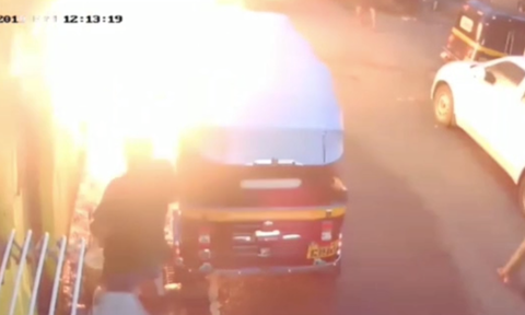 Σοκαριστικό: 20χρονος παίρνει φωτιά από «γυμνό» καλώδιο στο δρόμο