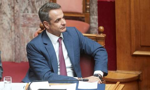 Βουλή - Ώρα πρωθυπουργού: Ο Μητσοτάκης απαντά στον Βαρουφάκη για το προσφυγικό