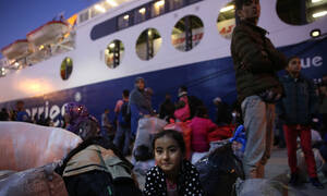 Στον Πειραιά άλλοι 453 μετανάστες από τη Μόρια (vid)
