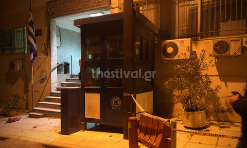 Θεσσαλονίκη: Επίθεση με μολότοφ στο Αστυνομικό Τμήμα Τούμπας (pics+vid)