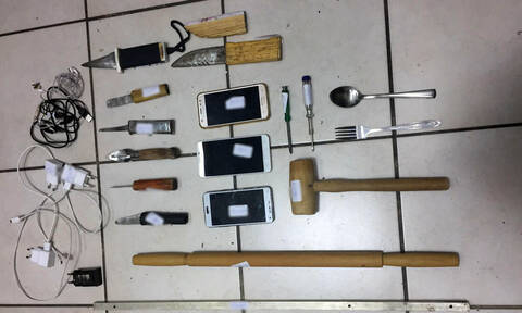 Φυλακές Κορυδαλλού: Μαχαίρια, ρόπαλα, κινητά και ναρκωτικά - Αποκαλυπτικές φωτογραφίες