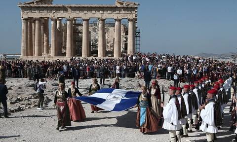 75 χρόνια από την απλευθέρωση της Αθήνας: Η έπαρση της σημαίας στην Ακρόπολη (pics)