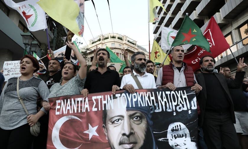 Πορεία Κούρδων σε Αθήνα και Θεσσαλονίκη για την εισβολή στη Συρία - Έκαψαν τουρκική σημαία (pics)