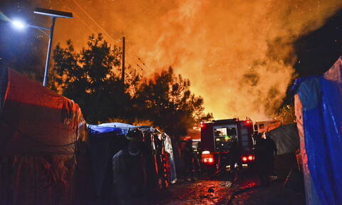 Άγρια νύχτα στη Σάμο: Μαχαιρώματα, ξύλο, φωτιές και τραυματίες - Κλειστά τα σχολεία