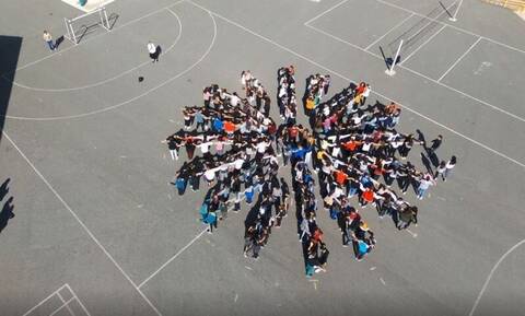 Ανατριχίλα: Μαθητές σχημάτισαν τον Ήλιο της Βεργίνας στα Γρεβενά τραγουδώντας «Μακεδονία Ξακουστή»