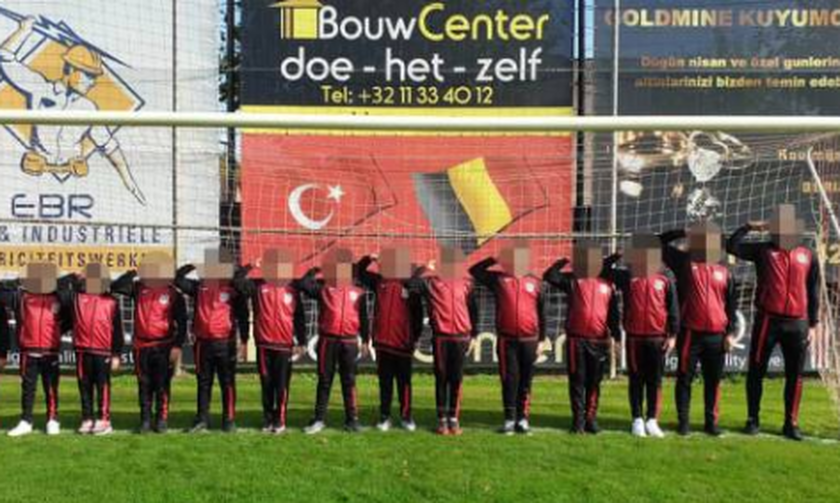 Σάλος: 10χρονα από την Τουρκία κάνουν στρατιωτικό χαιρετισμό (pics)