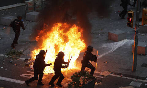 Χάος στη Βαρκελώνη: Συγκρούσεις διαδηλωτών με αστυνομικούς – Στέλνει την πολιτοφυλακή η Μαδρίτη  