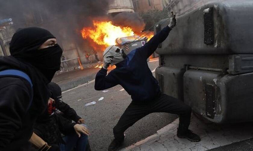 Νύχτα - κόλαση στη Βαρκελώνη: Άγριες συγκρούσεις και η πολιτοφυλακή προ των πυλών (pics+vids)