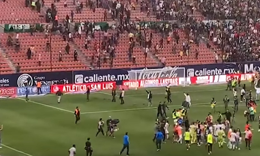 Εικόνες - ΣΟΚ σε ποδοσφαιρικό αγώνα στο Μεξικό: Αιματηρές συμπλοκές μεταξύ οπαδών