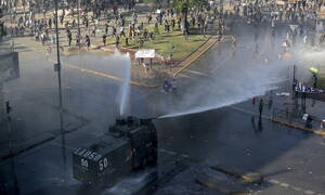 Απόλυτο χάος στη Χιλή: 12 νεκροί από τις ταραχές - Τρίτη νύχτα απαγόρευσης κυκλοφορίας
