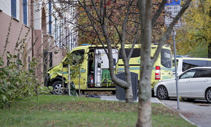 Συναγερμός στο Όσλο: Ένοπλος έκλεψε ασθενοφόρο κι έπεσε πάνω σε πλήθος (pics&vid)