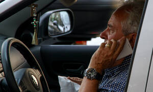 KOK: Πρόστιμα στους οδηγούς που μιλούν στο κινητό και με handsfree 