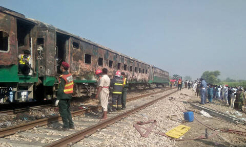 Τραγωδία στο Πακιστάν: Δεκάδες νεκροί από φωτιά σε τρένο (pics+vid)