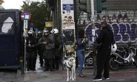Αστυνομική επιχείρηση σε υπό κατάληψη κτήριο δίπλα στην ΑΣΟΕΕ  - Οι πρώτες εικόνες