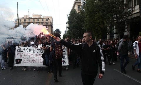 ΤΩΡΑ: Επεισόδια στο κέντρο της Αθήνας στο μαθητικό συλλαλητήριο