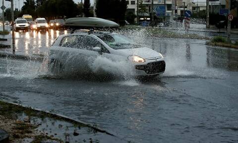 Οδήγηση στη βροχή: Τι πρέπει να προσέχουν οι οδηγοί