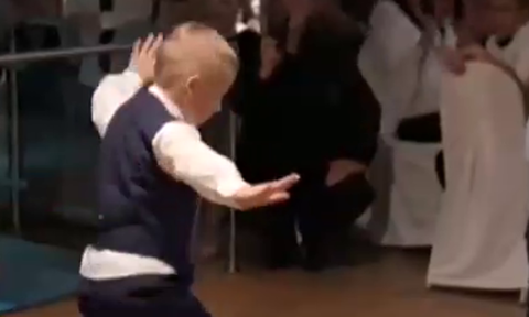 Πιτσιρικάς χορεύει ζεϊμπέκικο στο γάμο της αδερφής του και γίνεται viral (video)