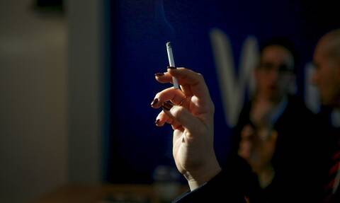 Αντικαπνιστικός νόμος: Αυτά είναι τα πρόστιμα για τους καπνιστές – Ποιοι άλλοι πληρώνουν 