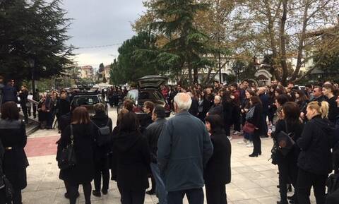 Κατερίνη: Σπαραγμός στην κηδεία μάνας και κόρης που σκοτώθηκαν στη χαράδρα - Τα μεγάλα «γιατί»
