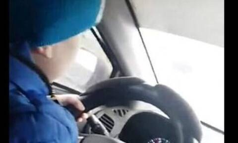 Σάλος με μητέρα που έδωσε το τιμόνι στον 6χρονο γιο της ενώ οδηγούσε με 130 χλμ. (video)