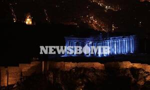 Εντυπωσιακό: Η Ακρόπολη φωτίστηκε στα μπλε – Δείτε το λόγο (pics)