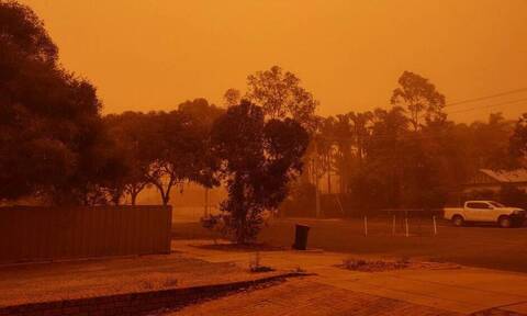 Αυστραλία: Πορτοκαλί ο ουρανός στη Μιλντούρα - Ανεμοθύελλα «έπνιξε» την πόλη
