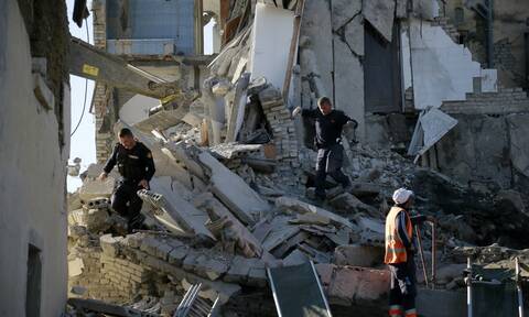 Σεισμός Αλβανία: Θρήνος στα συντρίμμια - Αγωνία για τους εγκλωβισμένους (pics&vids)