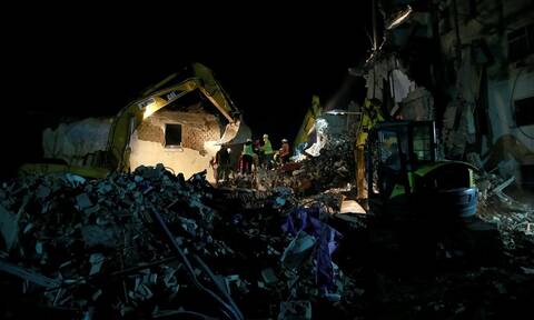 Σεισμός Αλβανία-Θρήνος και αγωνία στα συντρίμμια: Μάχη για να απεγκλωβίσουν παγιδευμένες οικογένειες