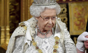 «Bόμβα» της βρετανικής Sun: Παραιτείται η βασίλισσα Ελισάβετ