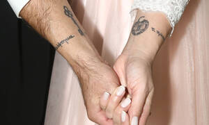 Ζευγάρι της showbiz παντρεύτηκε και τη μέρα του γάμου του μας έδειξε το κοινό τατουάζ του (Photos)