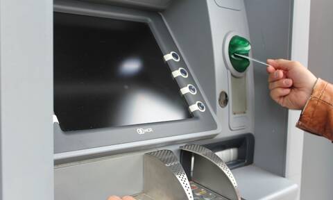 Πήγε να βγάλει χρήματα από ATM - «Πάγωσε» μόλις είδε τι την… περίμενε! (pics)